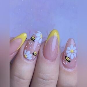 24 pieces Yellow and White Daisy Bumblebee Yellow French Tip Press-on Nails